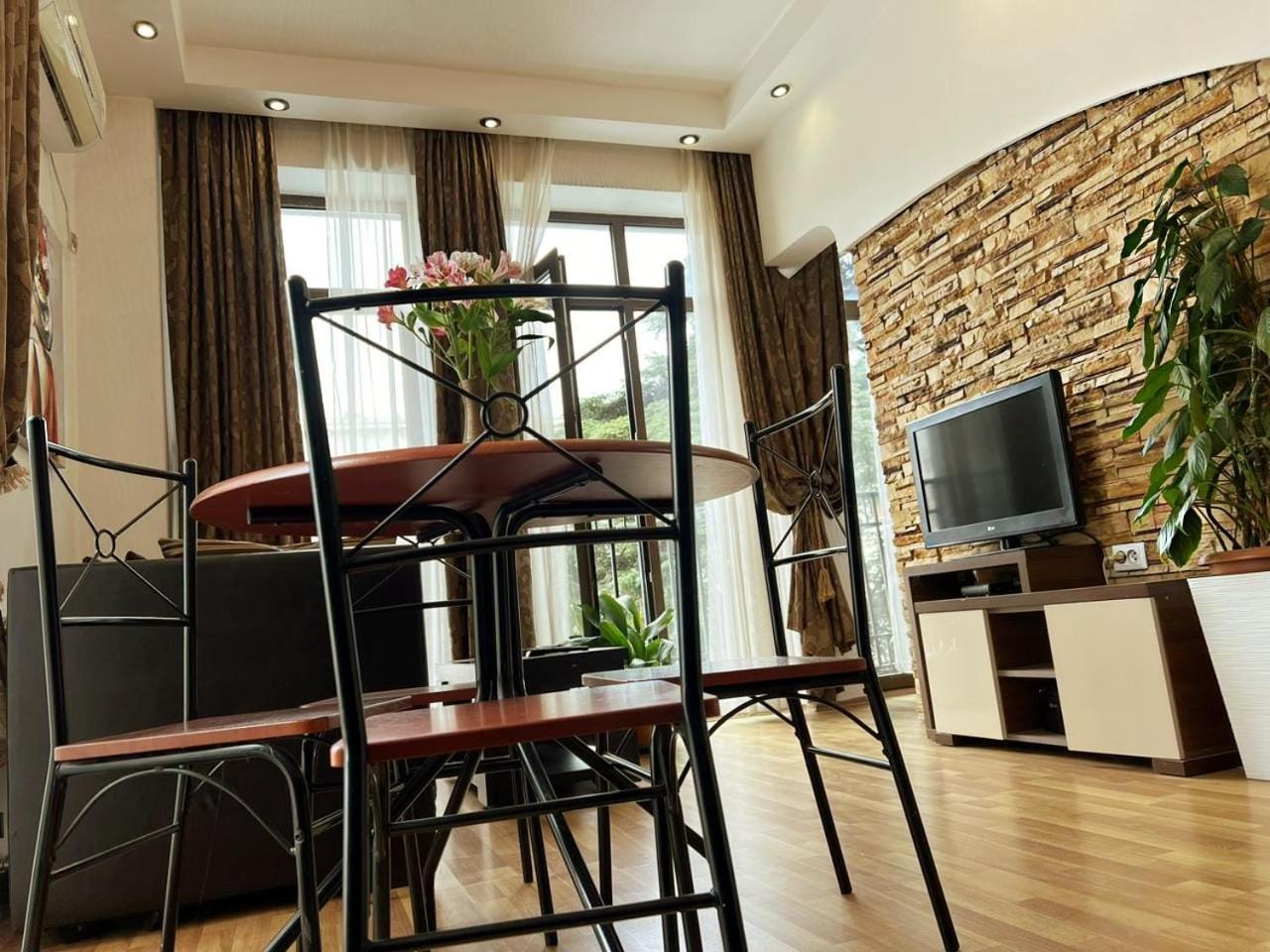 Cozy Apartment In The City Center Mtatsminda Тбілісі Екстер'єр фото